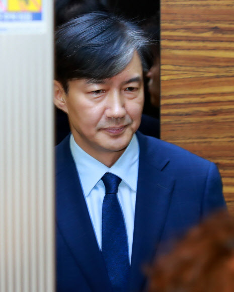 조국 법무부 장관 후보자가 26일 오전 서울 종로구 적선현대빌딩에 꾸려진 인사청문회 준비단으로 출근하고 있다. 2019.8.26  연합뉴스