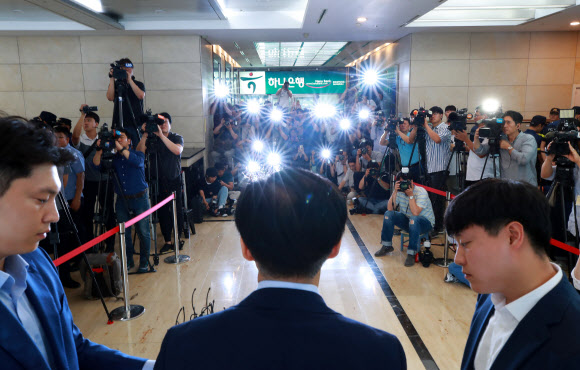 조국 법무부 장관 후보자가 26일 오전 서울 종로구 적선현대빌딩에 꾸려진 인사청문회 준비단으로 출근하며 취재진의 질문에 답하고 있다. 2019.8.26  연합뉴스