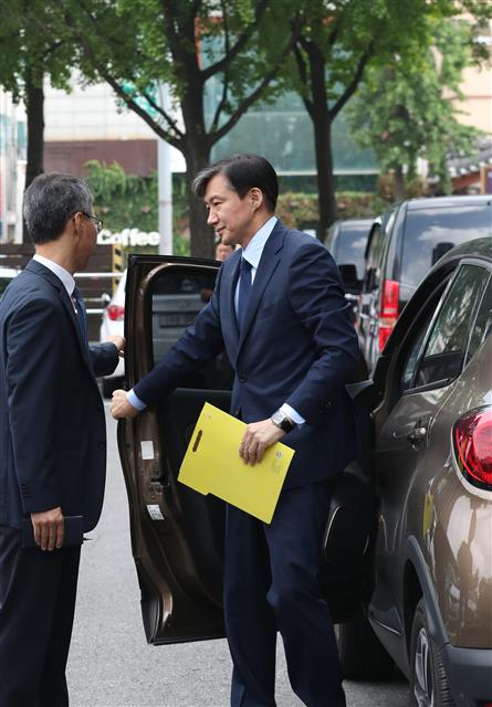 조국 법무부 장관 후보자가 26일 오전 국회 인사청문회 준비를 위해 서울 종로구 적선현대빌딩에 마련된 사무실로 출근하고 있다.2019.8.26 뉴스1