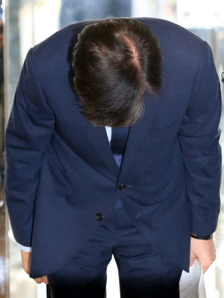 조국 법무부 장관 후보자가 26일 오전 서울 종로구 적선현대빌딩에 꾸려진 인사청문회 준비단으로 출근하며 고개를 숙이고 있다. 2019.8.26  연합뉴스