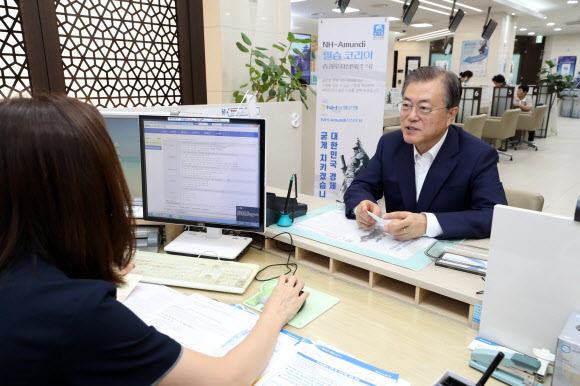 문재인 대통령이 26일 오전 중구 NH농협은행 본점에서 ‘필승 코리아 펀드’에 대한 직원의 설명을 듣고 있다.  이 펀드는 소재·부품·장비 분야 국내 중소기업에 투자하는 상품이다. 2019.8.26  연합뉴스