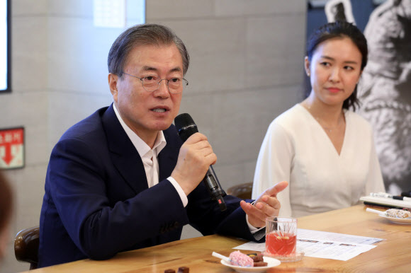 문재인 대통령이 26일 오전 중구 NH농협은행 본점에서 직원들과 간담회를 하고 있다.  이날 문 대통령은 소재·부품·장비 분야 국내 중소기업에 투자하는 ‘필승 코리아 펀드’에 가입했다. 2019.8.26  연합뉴스