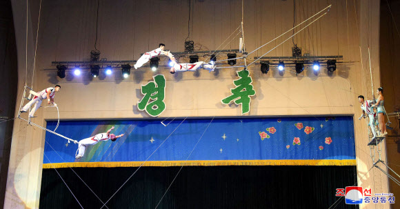 지난 25일 선군절을 맞아 평양 인민극장에서 공훈국가합창단 공연이 열리고, 모란봉극장·평양대극장·국립연극극장 등에서도 공연이 진행됐다고 조선중앙통신이 26일 보도했다. 평안북도, 황해북도, 자강도 등 지방의 극장들에서도 경축공연이 열렸다. 2019.8.26  평양 조선중앙통신=연합뉴스