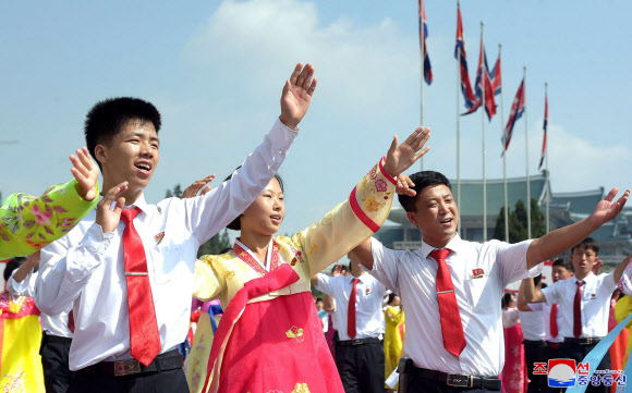 지난 25일 선군절을 맞아 각지에서 청년학생들의 경축무도회가 진행됐다고 조선중앙통신이 26일 보도했다. 2019.8.26  평양 조선중앙통신=연합뉴스