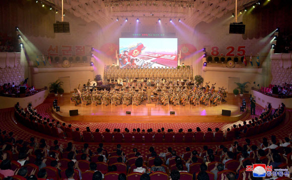 지난 25일 선군절을 맞아 평양 인민극장에서 공훈국가합창단 공연이 열리고, 모란봉극장·평양대극장·국립연극극장 등에서도 공연이 진행됐다고 조선중앙통신이 26일 보도했다. 평안북도, 황해북도, 자강도 등 지방의 극장들에서도 경축공연이 열렸다. 2019.8.26  평양 조선중앙통신=연합뉴스