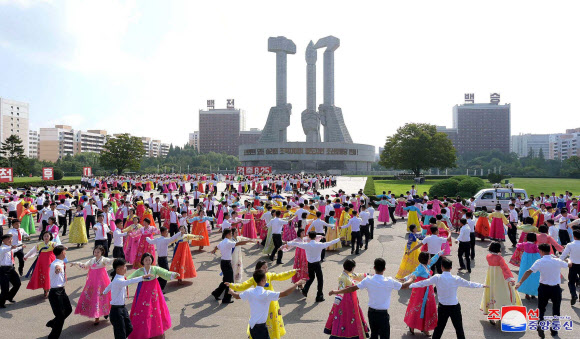 지난 25일 선군절을 맞아 각지에서 청년학생들의 경축무도회가 진행됐다고 조선중앙통신이 26일 보도했다. 2019.8.26  평양 조선중앙통신=연합뉴스