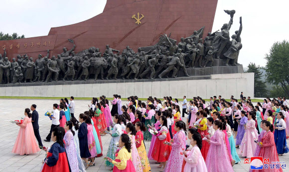 북한군 장병과 근로자, 청소년 학생 등이 지난 25일 선군절을 맞아 평양 만수대 언덕의 김일성·김정일 동상에 꽃바구니를 진정했다고 조선중앙통신이 26일 보도했다. 2019.8.26  평양 조선중앙통신=연합뉴스