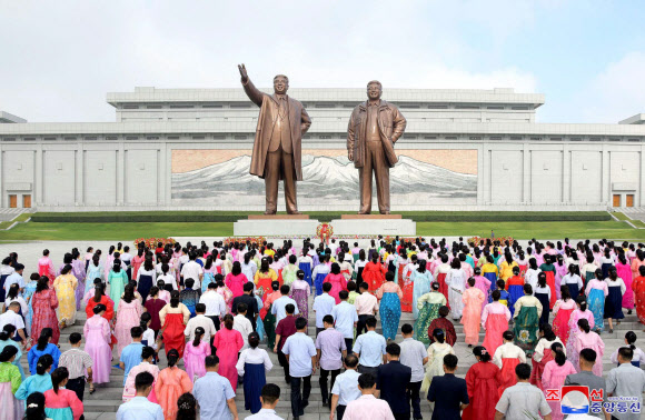 북한군 장병과 근로자, 청소년 학생 등이 지난 25일 선군절을 맞아 평양 만수대 언덕의 김일성·김정일 동상에 꽃바구니를 진정했다고 조선중앙통신이 26일 보도했다. 2019.8.26     평양 조선중앙통신=연합뉴스
