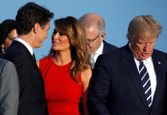 25일(현지시간) 프랑스 비아리츠에서 열린 주요 7개국(G7) 정상회의 참석자들이 단체 사진촬영을 위해 모인 가운데 멜라니아(가운데) 여사가 쥐스탱 트뤼도(왼쪽) 캐나다 총리와 인사를 나누고 있다. 로이터 연합뉴스