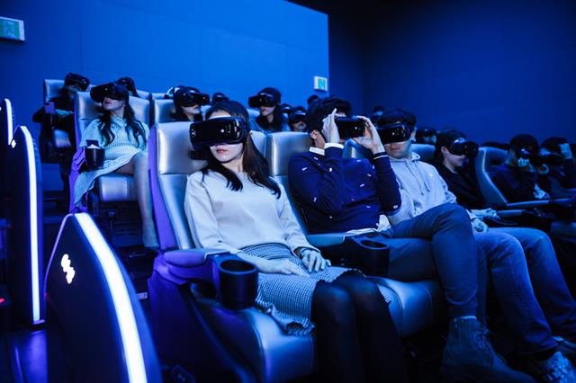 CGV 4DX 가상현실(VR) 영화 ‘기억을 만나다’를 즐기고 있는 관객들의 모습. CJ CGV 제공