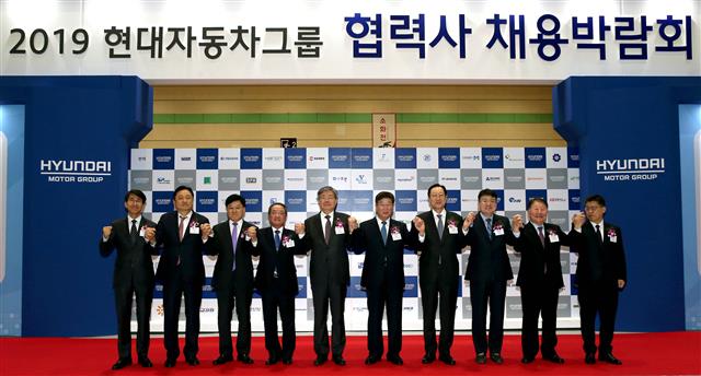지난 3월 서울 강남구 코엑스에서 ‘제8회 현대자동차그룹 협력사 채용박람회’의 시작을 알리는 행사가 진행되고 있다. 박람회는 서울·광주·대구·창원·울산에서 모두 5회 개최됐다.  현대자동차그룹 제공