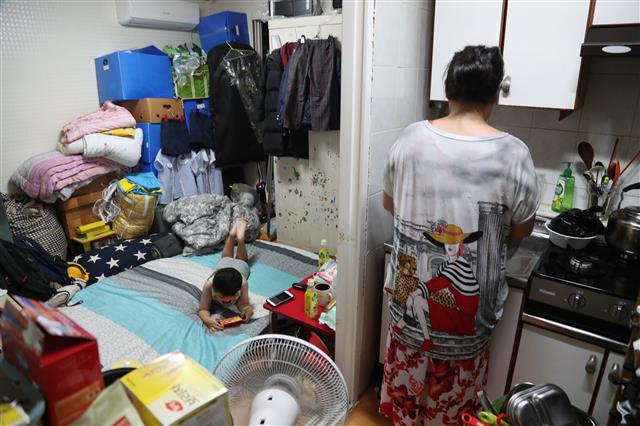 지난 23일 경기도 한 원룸에서 7살 아들과 함께 사는 엄마 A씨가 요리를 하고 있다. 초록우산 어린이재단 제공