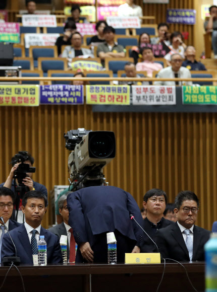 고개숙여 사과하는 최창원 전 SK케미칼 대표이사