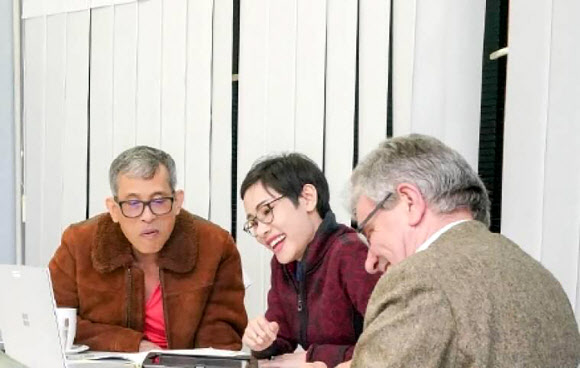 마하 와찌랄롱꼰 태국 국왕(왼쪽)과 시니낫 웡와치라파크디(가운데). AFP=연합뉴스