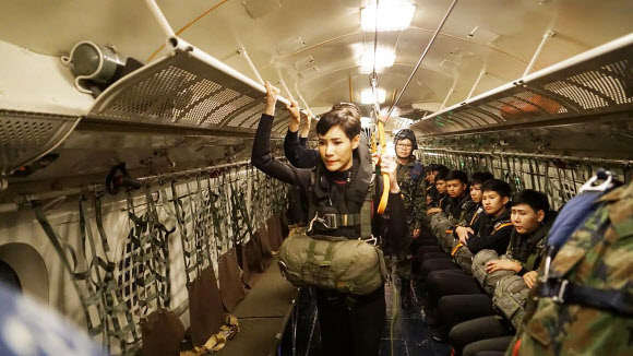 공중강하 훈련을 받는 태국 왕비 시니낫 웡와치라파크디. AP=연합뉴스