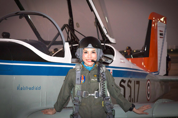 훈련기 앞에서 포즈를 취하고 있는 태국 왕비 시니낫 웡와치라파크디. 태국 왕실관리국/AFP 연합뉴스