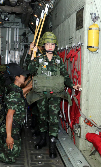 공중강하 훈련을 받는 태국 왕비 시니낫 웡와치라파크디. AP=연합뉴스