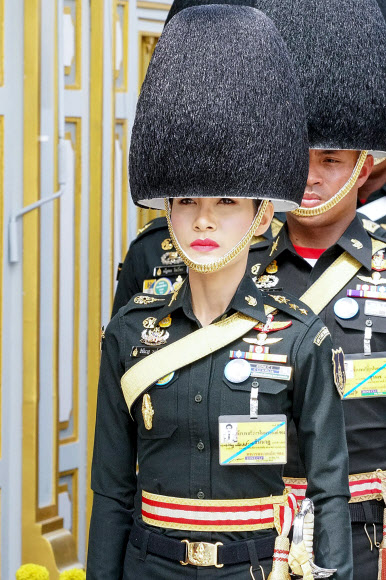 훈련기 앞에서 포즈를 취하고 있는 태국 왕비 시니낫 웡와치라파크디. 태국 왕실관리국/AFP 연합뉴스