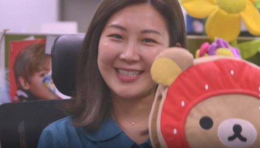 나혜영씨가 카카오 라이언 인형을 껴안은 채 사무실에서 밝게 웃고 있다. BBC 홈페이지 캡처
