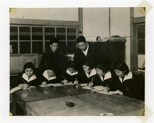 1961년 명성여고 국어교사로 재직 당시 문예반 학생들을 지도하는 신동엽(뒷줄 왼쪽) 시인.  신동엽학회 제공