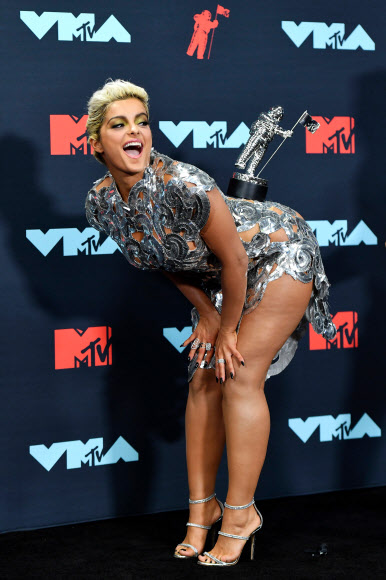 비비 렉사가 미국 뉴저지주 뉴어크 프루덴셜 센터에서 열린 2019 MTV 비디오 뮤직 어워즈에서 수상한 후 프레스룸에서 포즈를 취하고 있다.<br>AFP 연합뉴스