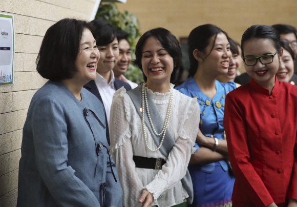 김정숙 여사가 27일 오후 부산 해운대구 아세안문화원에서 아세안 3개국(태국, 미얀마, 라오스) 유학생들과 아세안 인터렉티브 체험을 보며 미소짓고 있다. 2019.08.27.청와대제공