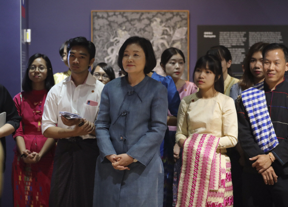 김정숙 여사가 27일 오후 부산 해운대구 아세안문화원에서 아세안 3개국(태국, 미얀마, 라오스) 유학생들과 ‘아세안을 엮다, 아세안을 잇다’ 상설전시를 관람하고 있다. 2019.08.27. 청와대제공
