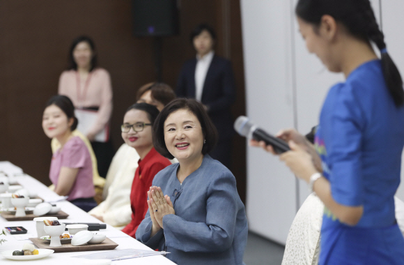 김정숙 여사가 27일 오후 부산 해운대구 아세안문화원에서 아세안 3개국(태국, 미얀마, 라오스) 유학생들과 전시를 관람한 후 간담회를 하고 있다. 2019.08.27.청와대제공