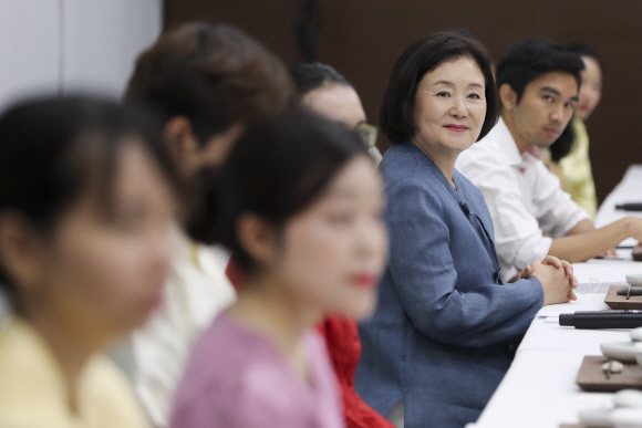 김정숙 여사가 27일 오후 부산 해운대구 아세안문화원에서 아세안 3개국(태국, 미얀마, 라오스) 유학생들과 전시를 관람한 후 간담회를 하고 있다. 2019.08.27.청와대제공