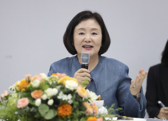 김정숙 여사가 27일 오후 부산 해운대구 아세안문화원에서 아세안 3개국(태국, 미얀마, 라오스) 유학생들과 전시를 관람한 후 간담회를 하고 있다. 2019.08.27.청와대제공