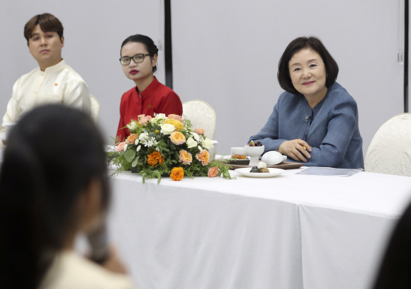김정숙 여사가 27일 오후 부산 해운대구 아세안문화원에서 아세안 3개국(태국, 미얀마, 라오스) 유학생들과 전시를 관람한 후 간담회를 하고 있다. 2019.08.27.청와대제공