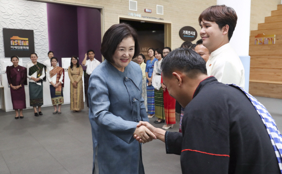 김정숙 여사가 27일 오후 부산 해운대구 아세안문화원에서 아세안 3개국(태국, 미얀마, 라오스) 유학생들과 인사하고 있다. 2019.08.27. 청와대제공