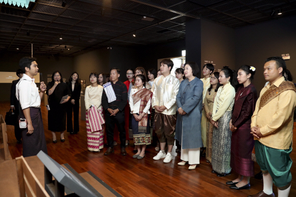 김정숙 여사가 27일 오후 부산 해운대구 아세안문화원에서 아세안 3개국(태국, 미얀마, 라오스) 유학생들과 ‘아세안의 삶과 물’ 기획전시를 관람하고 있다. 2019.08.27. 청와대제공