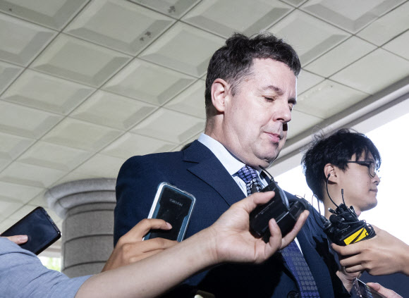 취재진 질문에 답하는 로버트 할리