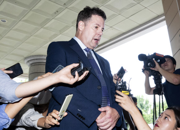 취재진 질문에 답하는 로버트 할리