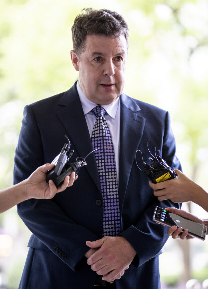 질문에 답하는 로버트 할리