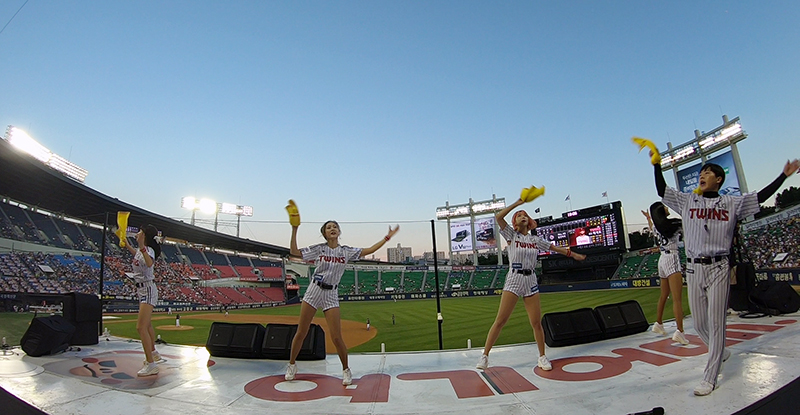 지난 24일 오후 서울 잠실야구장에서 열린 LG 트윈스와 kt 위즈의 경기에서 LG 트윈스 김정석 응원단장을 비롯한 치어리더들이 응원을 펼치고 있다. 