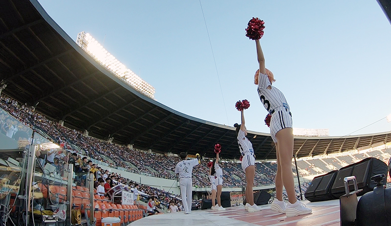 지난 24일 오후 서울 잠실야구장에서 열린 LG 트윈스와 kt 위즈의 경기에서 LG 트윈스 김정석 응원단장을 비롯한 치어리더들이 응원을 펼치고 있다.