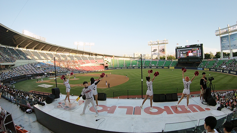 지난 24일 오후 서울 잠실야구장에서 열린 LG 트윈스와 kt 위즈의 경기에서 LG 트윈스 김정석 응원단장을 비롯한 치어리더들이 응원을 펼치고 있다.