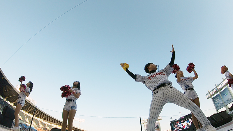 지난 24일 오후 서울 잠실야구장에서 열린 LG 트윈스와 kt 위즈의 경기에서 LG 트윈스 김정석 응원단장을 비롯한 치어리더들이 응원을 펼치고 있다.