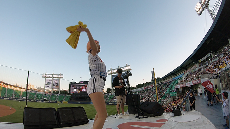 지난 24일 오후 서울 잠실야구장에서 열린 LG 트윈스와 kt 위즈의 경기에서 LG 트윈스 김정석 응원단장을 비롯한 치어리더들이 응원을 펼치고 있다.