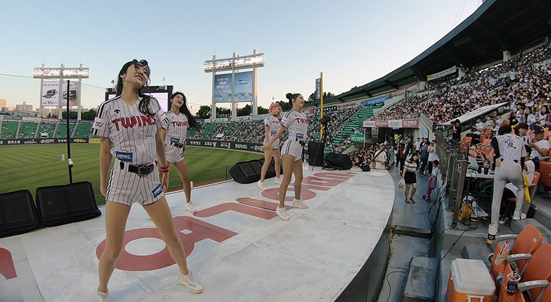 지난 24일 오후 서울 잠실야구장에서 열린 LG 트윈스와 kt 위즈의 경기에서 LG 트윈스 김정석 응원단장을 비롯한 치어리더들이 응원을 펼치고 있다.