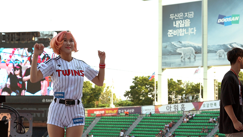 지난 24일 오후 서울 잠실야구장에서 열린 LG 트윈스와 kt 위즈의 경기에서 LG 트윈스 치어리더들이 응원을 펼치고 있다.