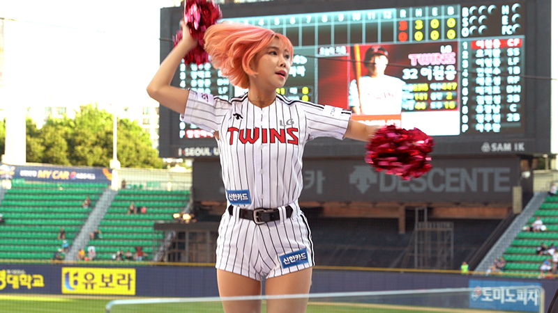 지난 24일 오후 서울 잠실야구장에서 열린 LG 트윈스와 kt 위즈의 경기에서 LG 트윈스 치어리더들이 응원을 펼치고 있다.