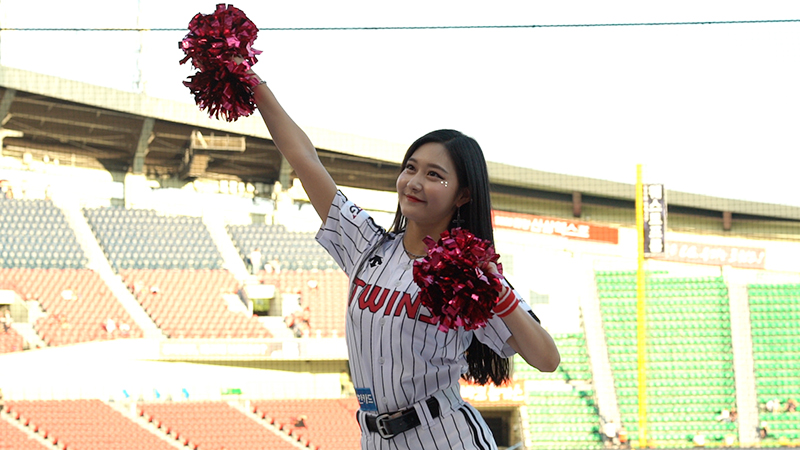 지난 24일 오후 서울 잠실야구장에서 열린 LG 트윈스와 kt 위즈의 경기에서 LG 트윈스 치어리더들이 응원을 펼치고 있다.