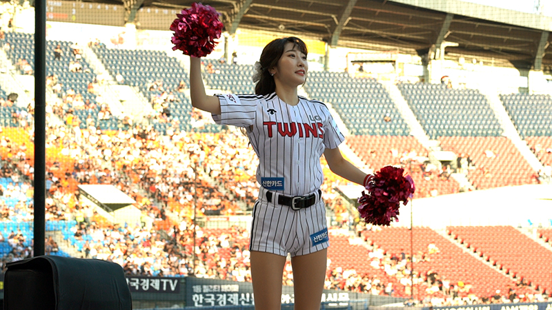 지난 24일 오후 서울 잠실야구장에서 열린 LG 트윈스와 kt 위즈의 경기에서 LG 트윈스 치어리더들이 응원을 펼치고 있다.