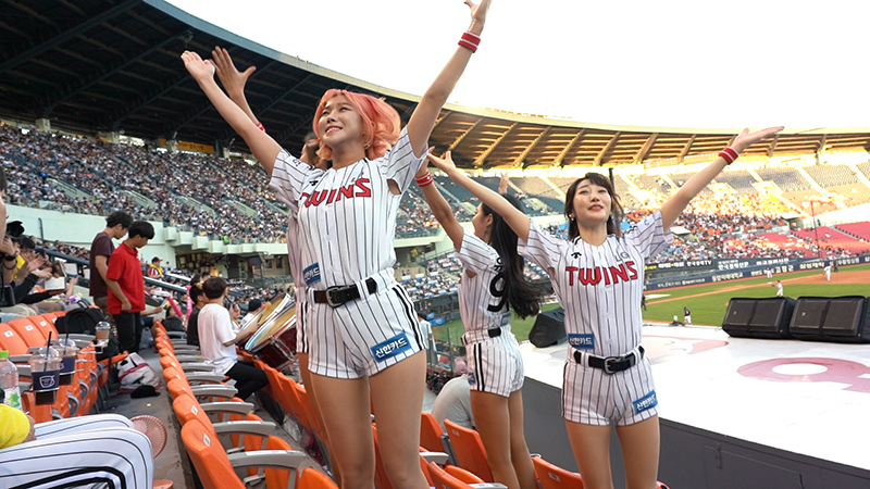 지난 24일 오후 서울 잠실야구장에서 열린 LG 트윈스와 kt 위즈의 경기에서 LG 트윈스 치어리더들이 응원을 펼치고 있다.