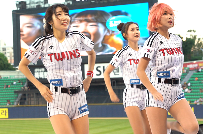 지난 24일 오후 서울 잠실야구장에서 열린 LG 트윈스와 kt 위즈의 경기에서 LG 트윈스 치어리더들이 응원을 펼치고 있다.