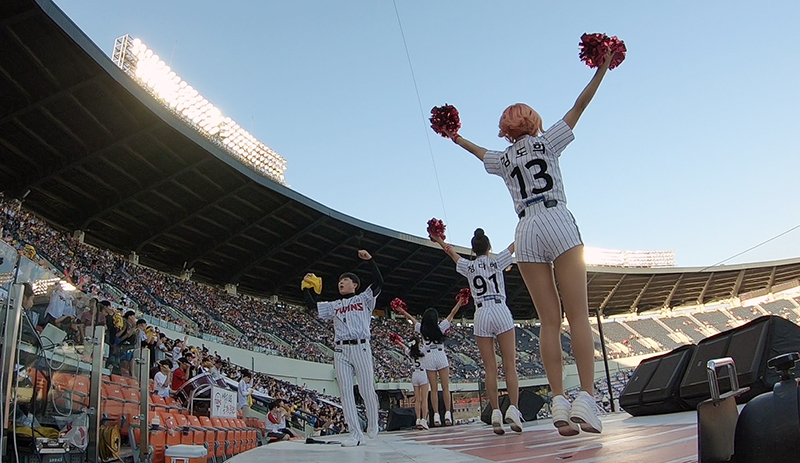 지난 24일 오후 서울 잠실야구장에서 열린 LG 트윈스와 kt 위즈의 경기에서 LG 트윈스 김정석 응원단장을 비롯한 치어리더들이 응원을 펼치고 있다.
