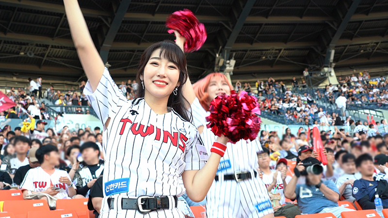 지난 24일 오후 서울 잠실야구장에서 열린 LG 트윈스와 kt 위즈의 경기에서 LG 트윈스 치어리더들이 응원을 펼치고 있다.